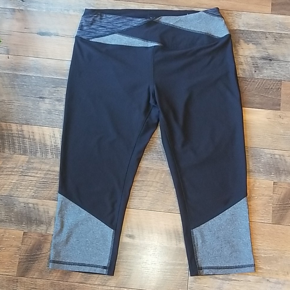 NWOT MAURICES CAPRI LEGGINGS L